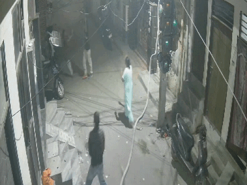 मारपीट करने के बाद बदमाश गली में खड़े होकर हथियार लहराते हैं।