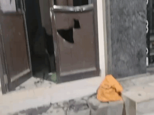 हमले के बाद पीड़ितों के घर के बाहर कांच के टुकड़े बिखरे मिले। दरवाजा भी टूटा हुआ नजर आया।