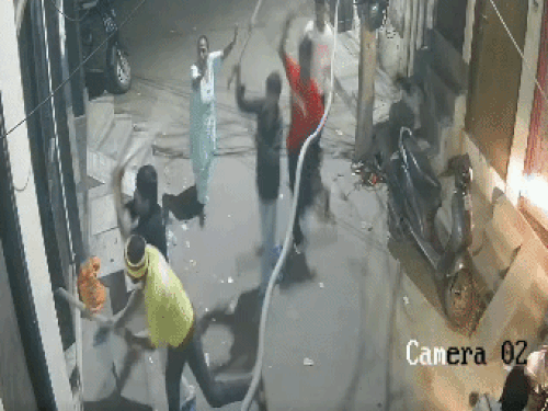 कार से खींचकर पीटा, गंडासा-लोहे की रॉड मारी; ₹3 लाख की डिमांड कर रहे|हिसार,Hisar - Dainik Bhaskar