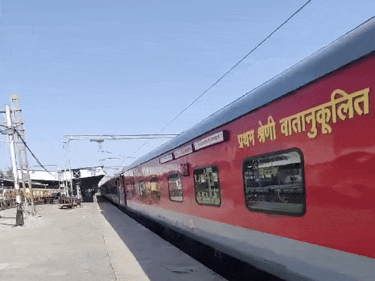 बीना स्टेशन पर तीसरी रेल लाइन का काम जारी।