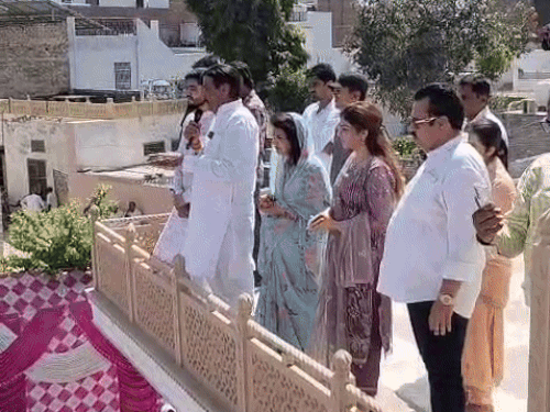 पूर्व बिजली मंत्री ने पिछले साल अपने आवास पर समर्थकों के साथ मनाई थी जयंती।