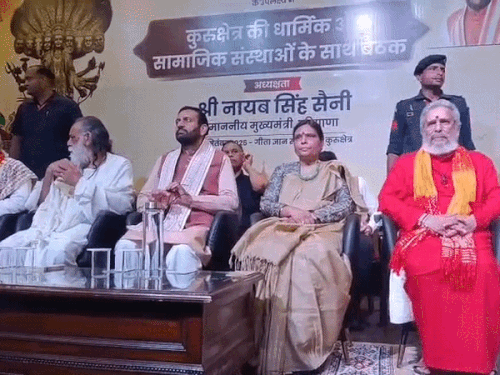 कार्यक्रम में हिस्सा लेते सीएम नायब सिंह सैनी और BJP की प्रदेशाध्यक्ष डॉ. अर्चना गुप्ता।
