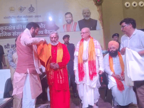 सीएम नायब सैनी ने कार्यक्रम में आए संत-महात्माओं को शॉल भेंट की।
