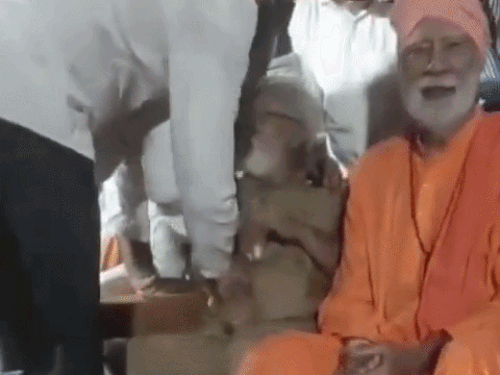 मंच पर मौजूद दूसरे लोगों ने उन्हें समझाइश कर बैठाया। तब तक बहल कार्यक्रम से चले गए थे।