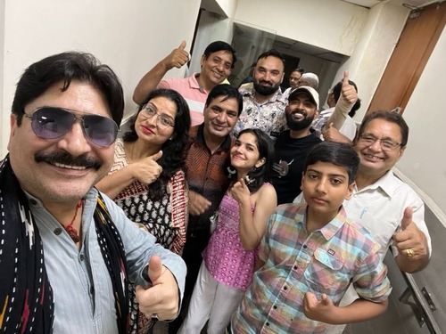 फैमिली के साथ यशपाल शर्मा, इसमें सबसे पीछे पिंक-वॉइट टीशर्ट में राजेश शर्मा है। फाइल