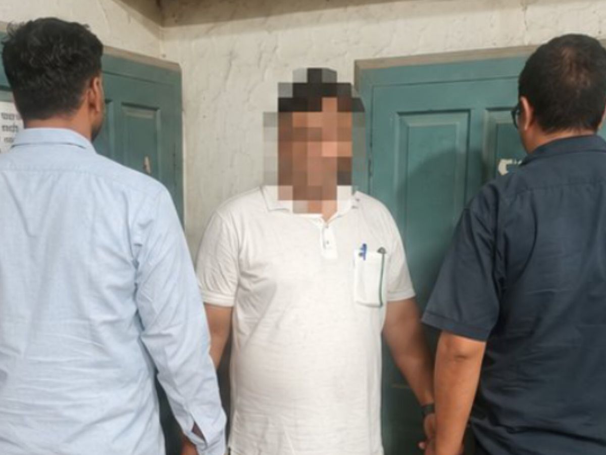 एसीबी ने फोटो जारी कर राजेश शर्मा की गिरफ्तारी की पुष्टि की है।