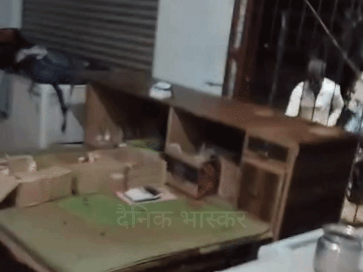 घटना में महिलाएं, बुजुर्ग और युवा भी शामिल थे।