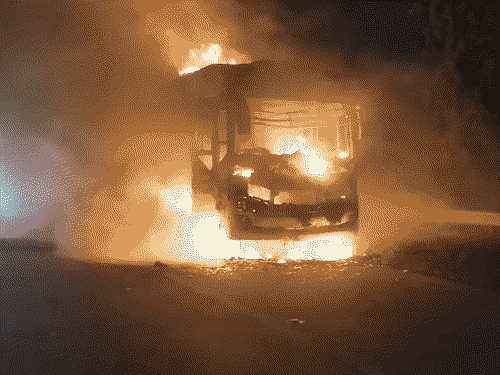 दमकल की टीम ने एक घंटे में आग को बुझाया। इसके करीब 30 मिनट बाद बस के अंदर घुसे।