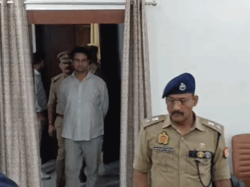 पुलिस ने कारोबारी के बेटे सुब्रत मिनोचा को पिता की हत्या करवाने के आरोप में अरेस्ट कर लिया है।