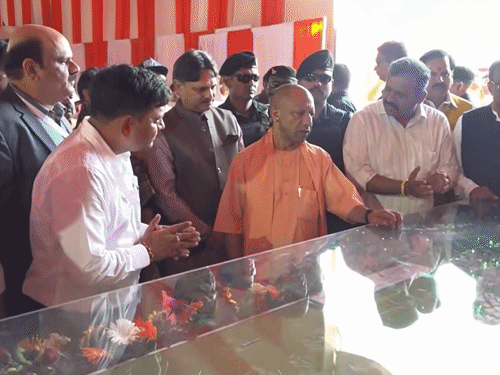 सीएम योगी को एलडीए वीसी प्रथमेश कुमार ने वरुण विहार योजना के बारे में बताया।