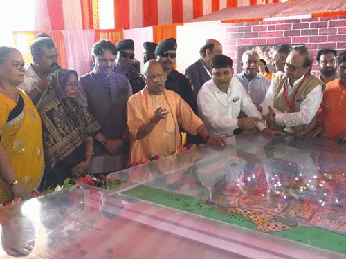 सीएम योगी आदित्यनाथ ने नैमिषनगर योजना का मॉडल देखा। इस दौरान उनके साथ लखनऊ के सभी भाजपा विधायक भी मौजूद रहे।