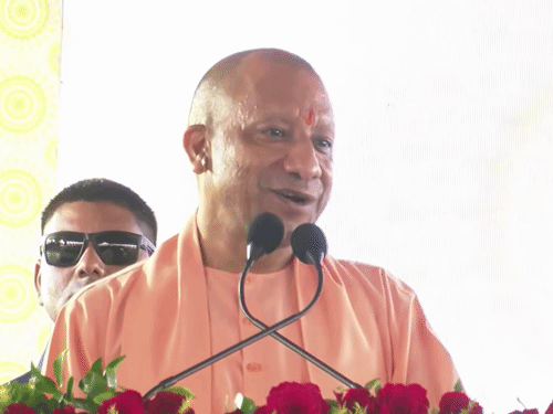 योगी ने आगरा एक्सप्रेस-वे के पास दोना गांव में शाम 4 बजे सभी योजनाओं का शिलान्यास किया।