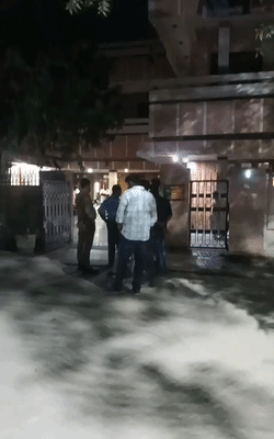 विधायक आवास पर लोग शोक जताने पहुंच रहे है। अभी शव नहीं पहुंचा है।