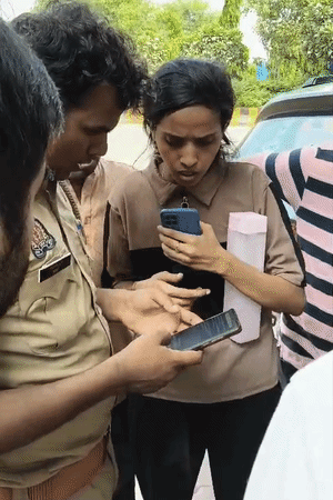 नैंसी अपनी मां सरोज गुप्ता और भाई मयंक को तलाश रही थी। पुलिसवालों को मोबाइल से उनकी तस्वीर भी दिखाई।