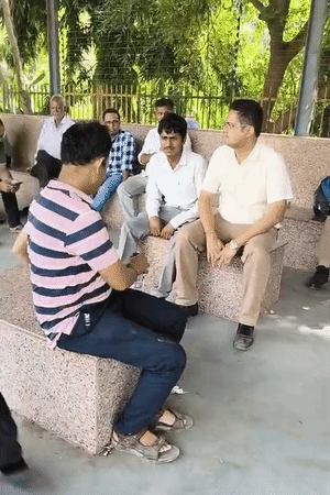 सर्वज्ञ (सफेद शर्ट में) की मां घायल हैं और पिता की जलकर मौत हो गई।