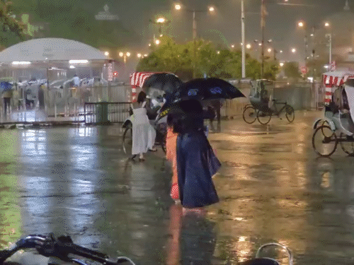 ओडिशा के पुरी में भारी बारिश जारी।