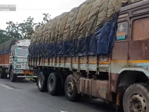 ओडिशा के मलकानगिरी में भारी बारिश से कई पुल बह गए हैं। इससे मलकानगिरी, कालीमेला, मोटू और पोडिया के बीच कनेक्टिविटी प्रभावित हुई है। NH-326 पर सैकड़ों गाड़ियां फंसी हुई हैं।
