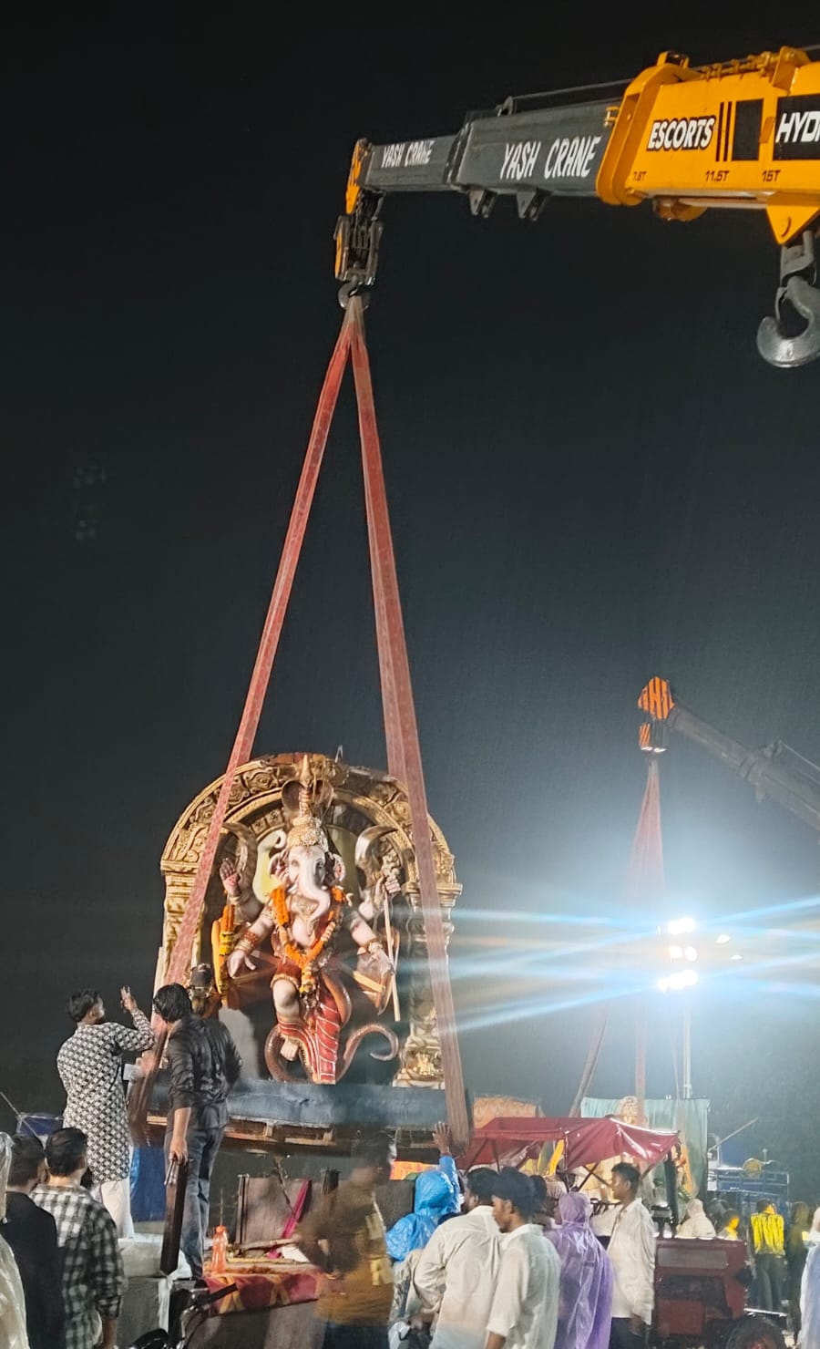 बड़ी प्रतिमाओं को क्रेन के माध्यम से कुंड में विसर्जित किया गया।