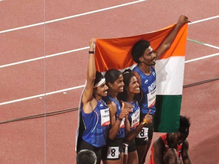 भारत के विशाल टीके, पूवम्मा, मनु और वित्या रामराज 4&times;400 मीटर मिक्स्ड रिले में सिल्वर जीता।