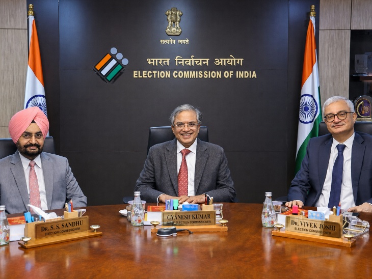 मुख्य चुनाव आयुक्त ज्ञानेश कुमार के साथ चुनाव आयुक्त सुखबीर सिंह संधू और विवेक जोशी।
