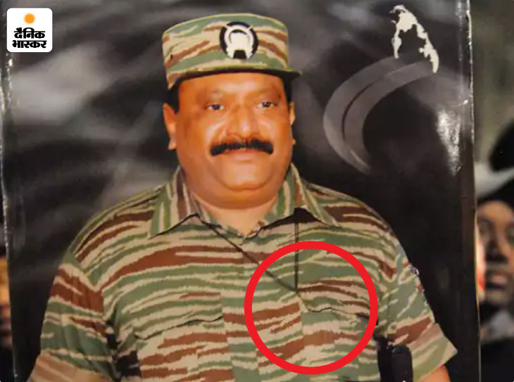 लिट्टे प्रमुख वेलुपिल्लई प्रभाकरन के गले में साइनाइड की शीशी (लाल घेरे में)।