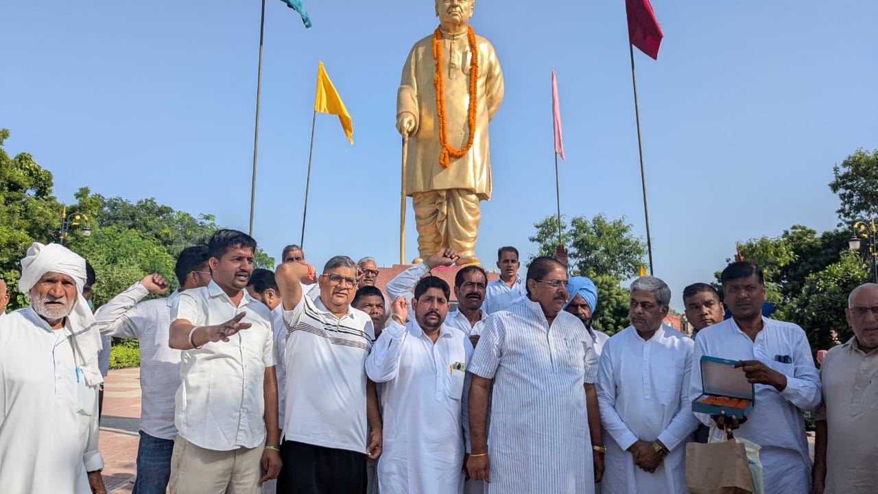 पिछले साल टाउन पार्क में जयंती मनाते हुए जजपा सुप्रीमो व साथ में अन्य कार्यकर्ता।