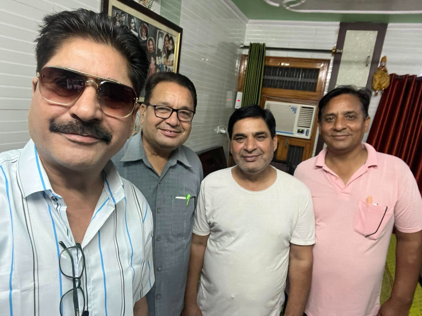 अपने तीनों भाइयों के साथ एक्टर यशपाल शर्मा- फाइल।