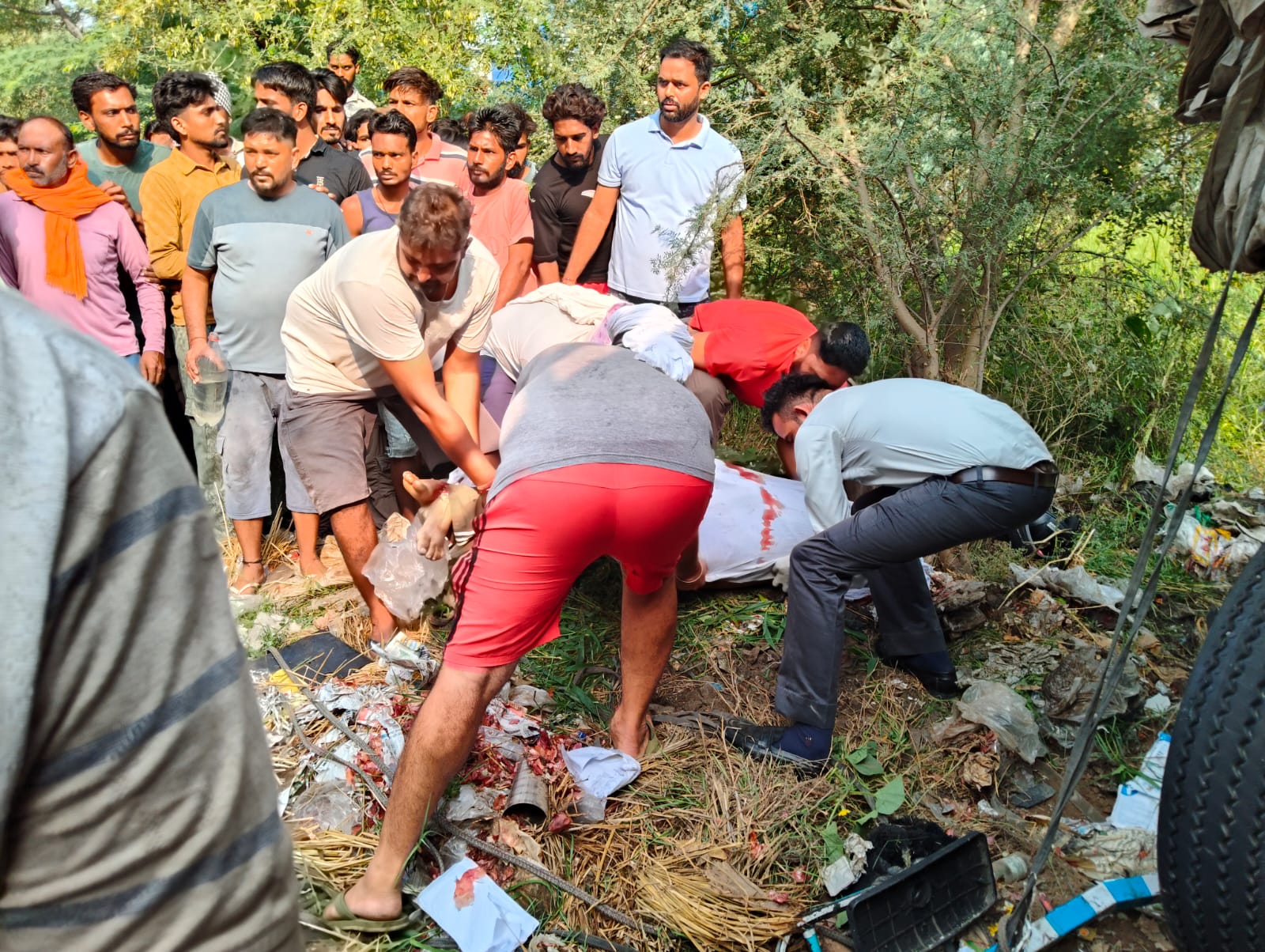 घटनास्थल से घायलों को अस्पताल पहुंचाते लोग।