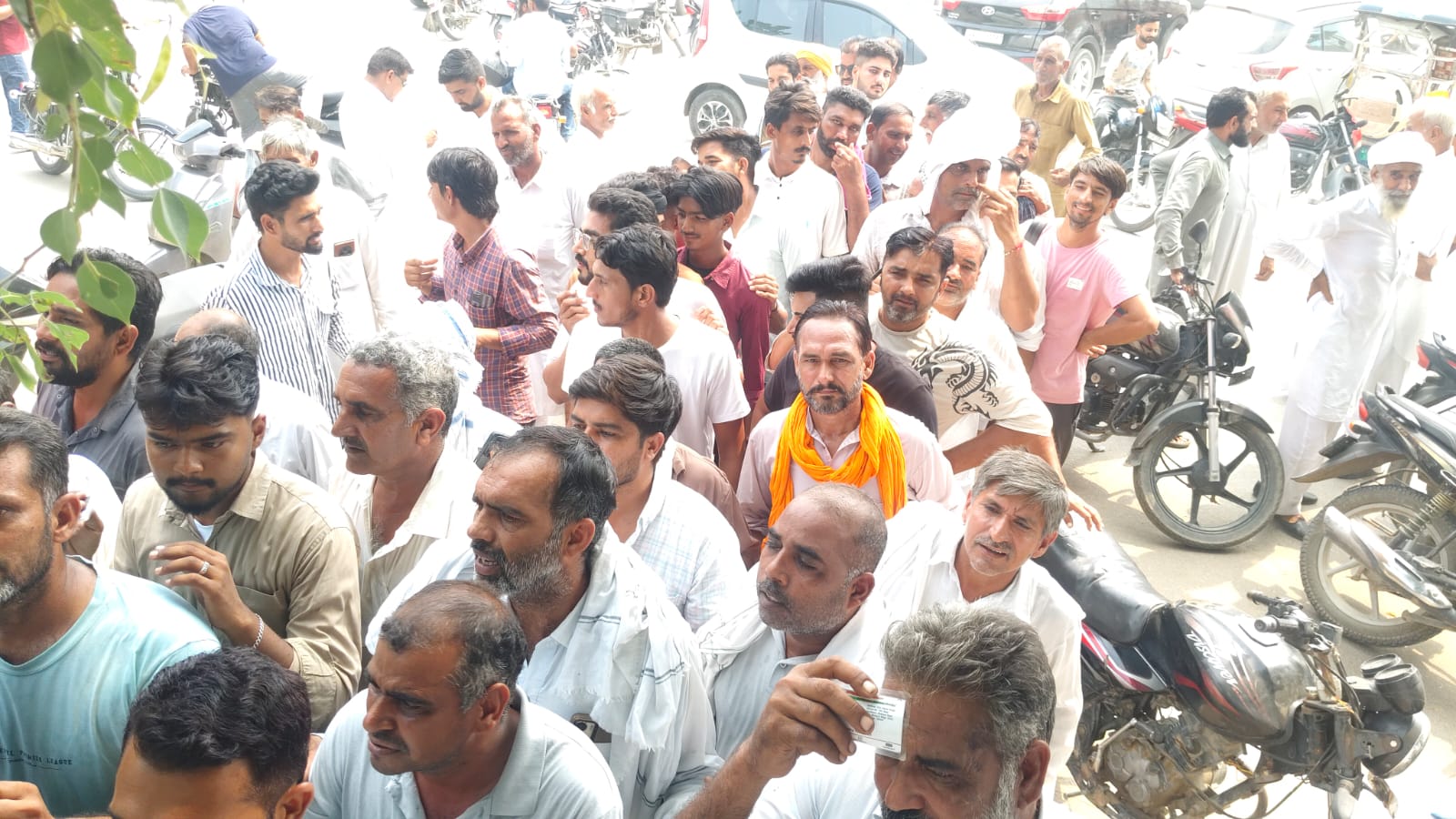 गेट के बाहर टोकन लेने पहुंचे किसान बाहर धूप में खड़े।