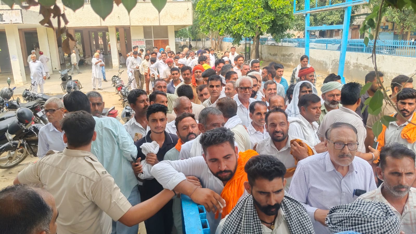 टोकन के लिए गेट पर लगी किसानों की भीड़।