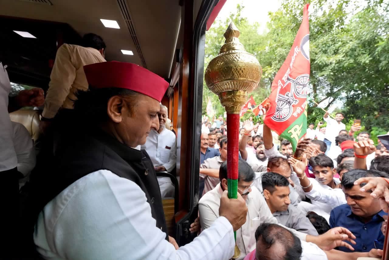 अखिलेश ने रायबरेली जाते वक्त पिपलेश्वर हनुमान मंदिर में दर्शन किए। गदा लहराई।
