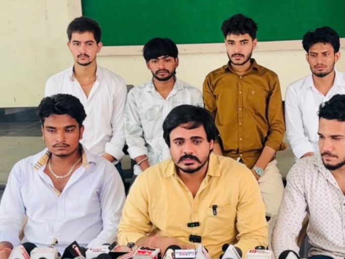 हिसार में मीडिया के सामने इनसो छोड़ने का ऐलान करते हरिकेश ढांडा। - Dainik Bhaskar