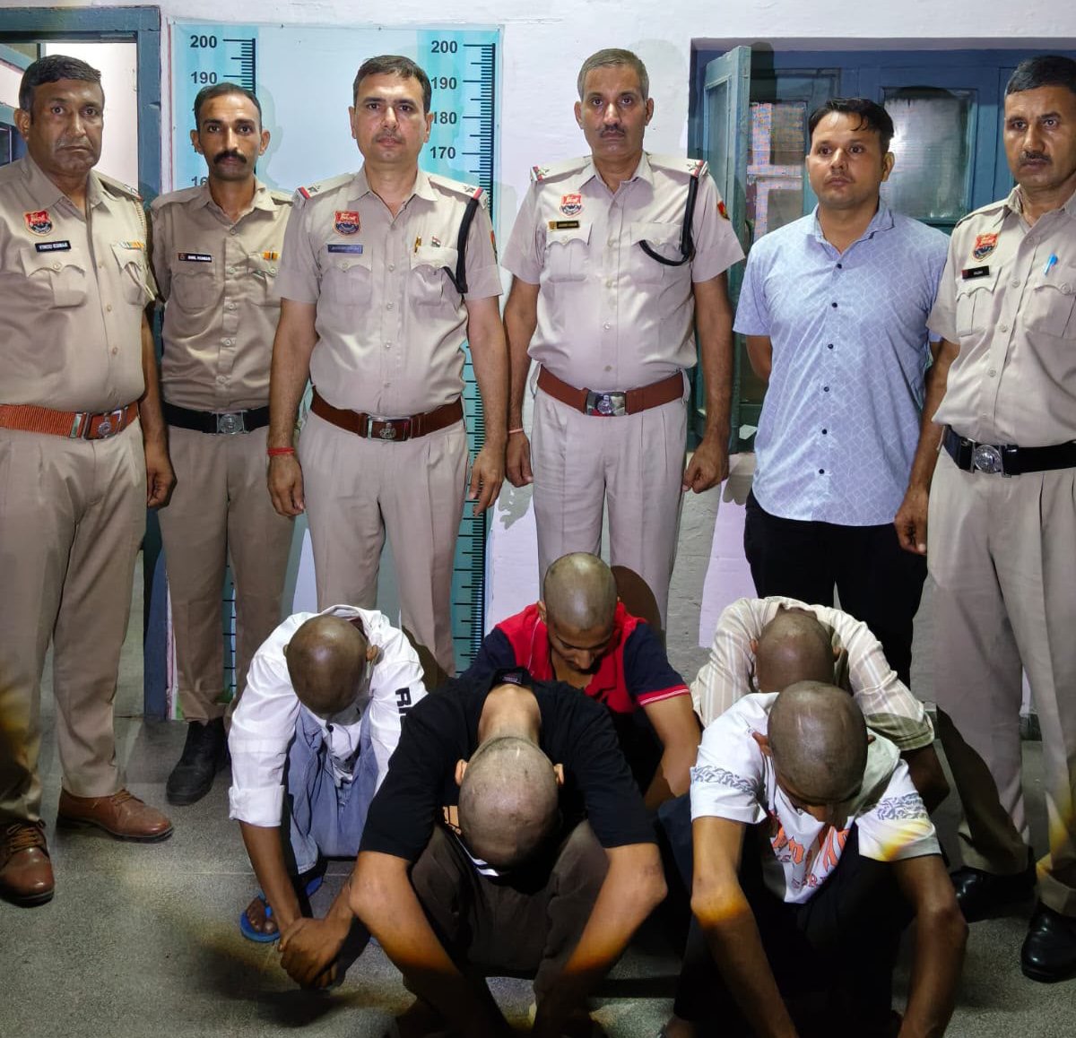 पुलिस ने 5 हमलावरों को गिरफ्तार कर उनके सिर मुंडवा दिए है।