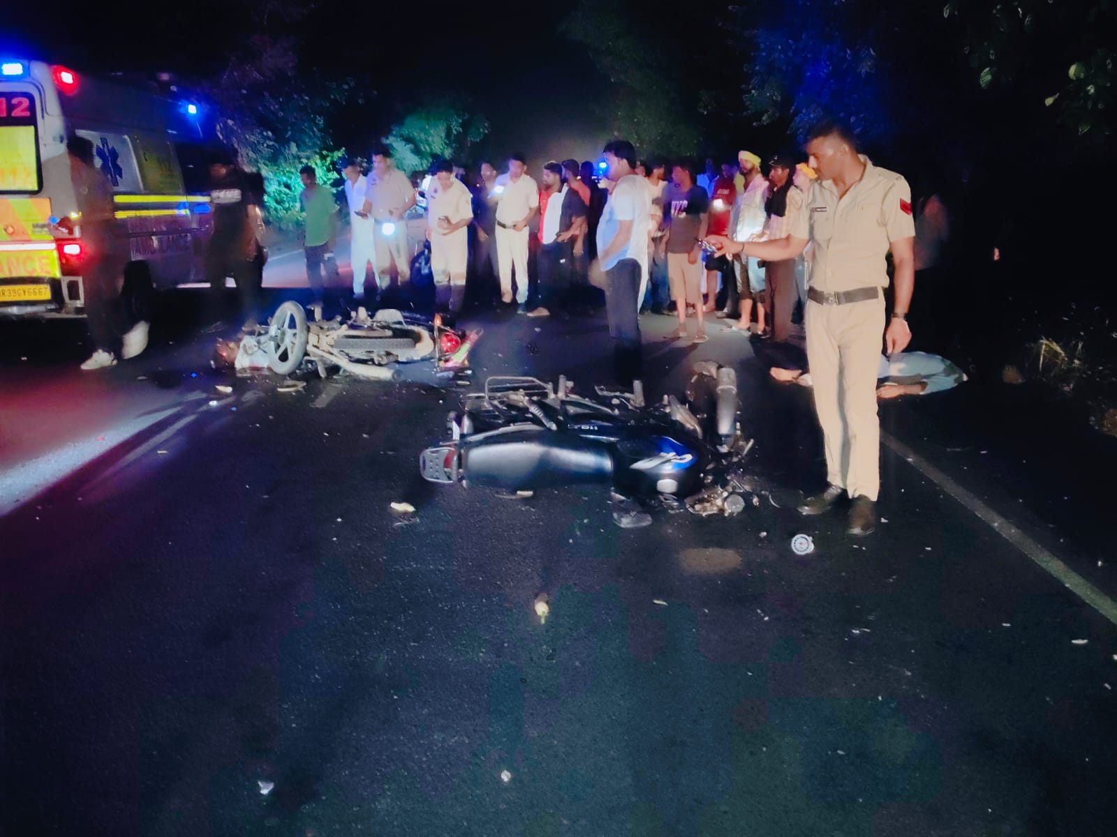 नारनौंद-मिर्चपुर रोड पर हादसे के बाद पहुंची पुलिस जांच करते हुए।