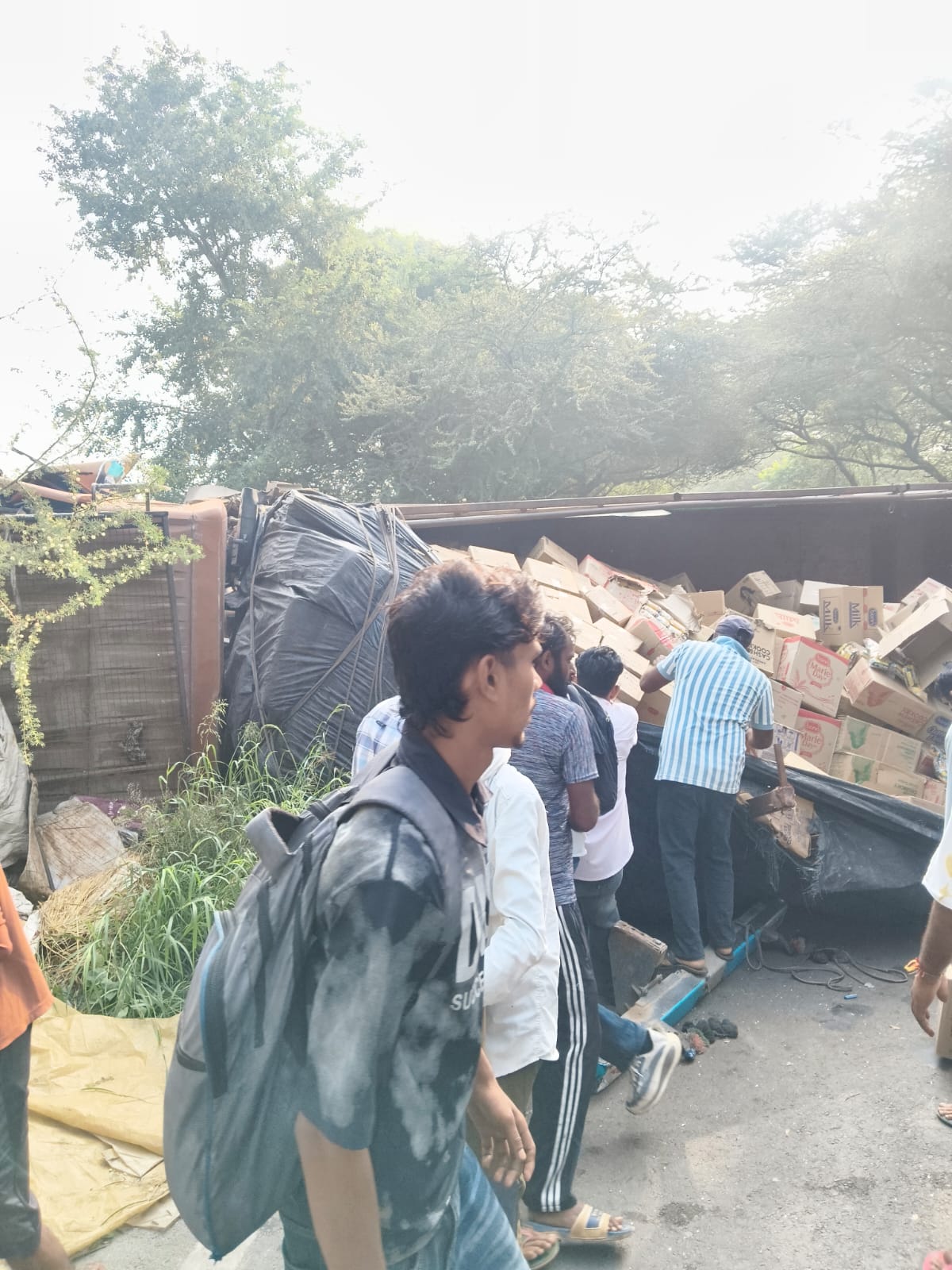हादसे के बाद पलटा ट्रक। ट्रक में बॉक्स में काफी सामान भरा था।