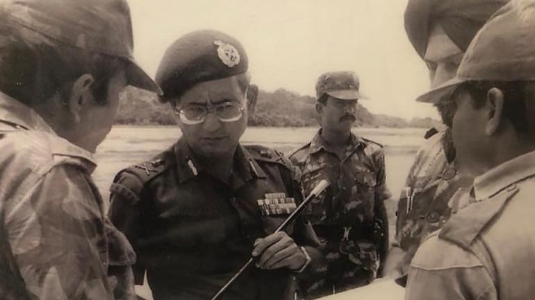 1987 में IPKF के कमांडर अमरजीत सिंह कालकट श्रीलंका के मुल्लैतिवु में IPKF अफसरों के साथ बात करते हुए। अक्टूबर 1987 तक स्थिति यह पैदा हो गई कि भारतीय शांति सेना का LTTE से सीधा टकराव होने लगा।