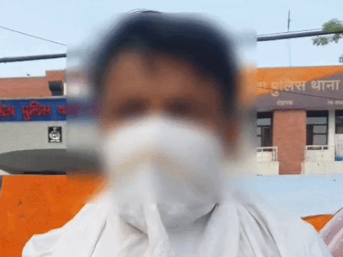 मामले में जानकारी देते हुए पीड़ित के पिता।