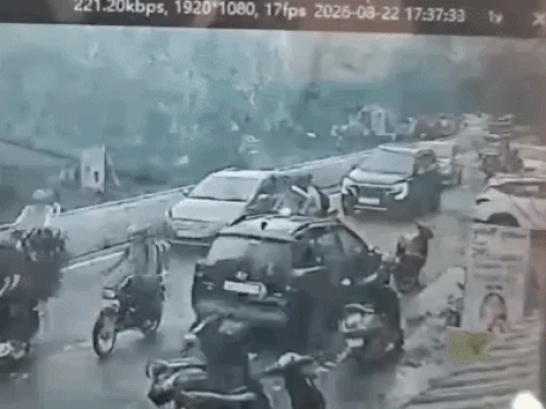 आगे चल रहे गौरव-सनी की स्कूटी में पीछे से अमर की बाइक टकरा गई।