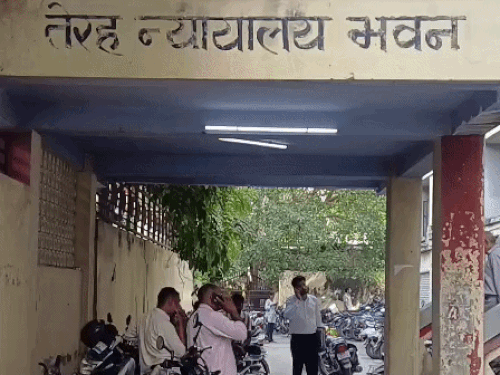 तेरह न्यायालय भवन स्थित एक कोर्ट में अमर द्वारा सरेंडर किया गया। - Dainik Bhaskar