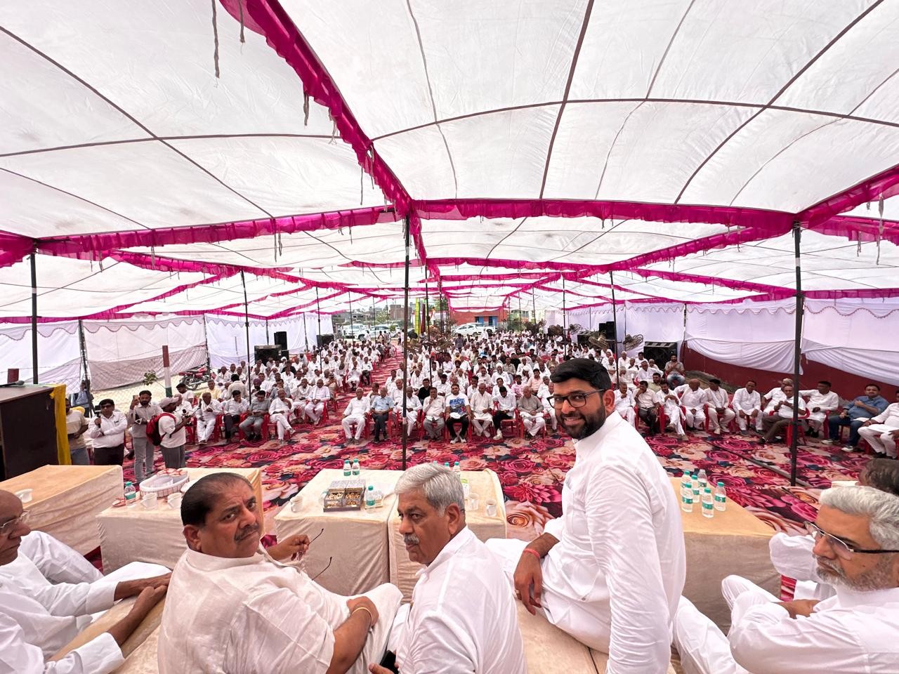 कार्यक्रम में पहुंचे राष्ट्रीय अध्यक्ष डॉ. अजय सिंह चौटाला, युवा जजपा प्रदेशाध्यक्ष दिग्विजय सिंह चौटाला समेत अन्य।