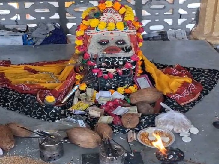 पदयात्री जिला मुख्यालय स्थित सती माता की आज पूजा-अर्चना कर लोगों के लिए खुशहाली की कामना की।