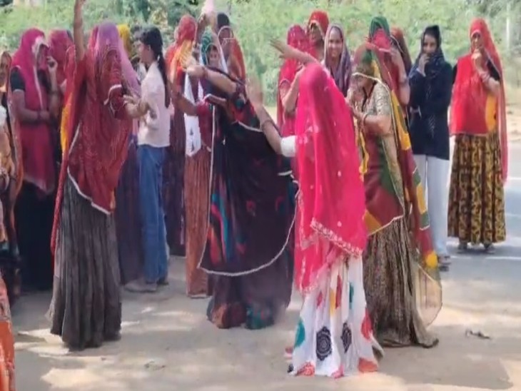 पदयात्रा में यादव समाज की महिलाएं डीजे पर बज रहे धार्मिक गानों पर नाचते हुए गई।