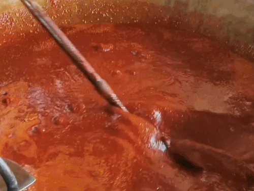 पूड़ी के साथ आलू टमाटर की सब्जी, दाना मेथी की सब्जी, पकौड़ी की सब्जी, नमकीन की सब्जी, टमाटर मिर्ची के गट्टे और अचार परोसा जाएगा।