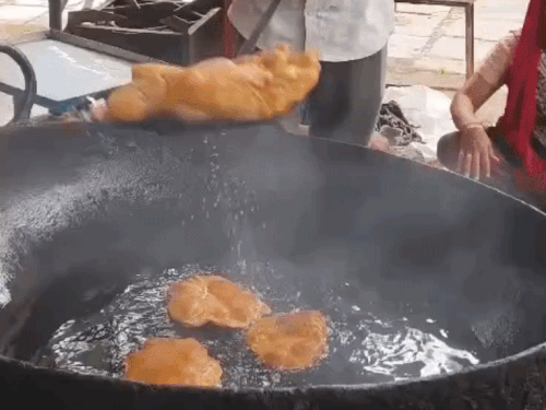 झकोलमा पूड़ी के लिए भीलवाड़ा से 15 हलवाइयों की अलग टीम बुलाई गई है।
