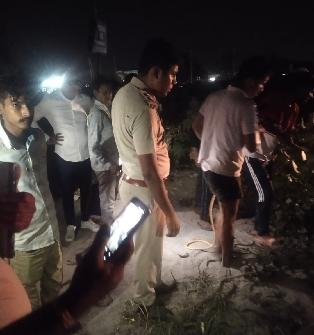 युवकों के डूबने के बाद मौके पर पहुंचीं पुलिस की टीमें।