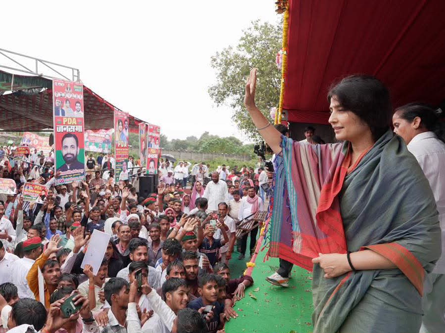 डिंपल यादव ने मंच से हाथ हिलाकर कार्यकर्ताओं का अभिवादन किया।