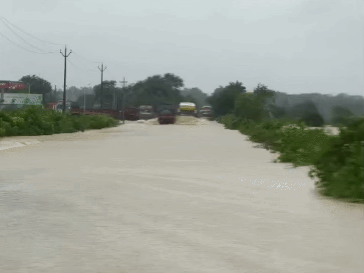 छत्तीसगढ़ के जगदलपुर-बीजापुर नेशनल हाईवे-63 पर बारिश का पानी भर गया है।