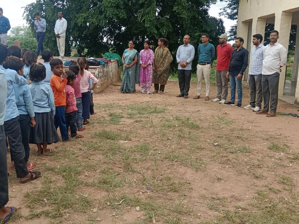 सामूहिक गान के दौरान पूरा विद्यालय परिसर देशभक्ति के भाव से गूंज उठा।