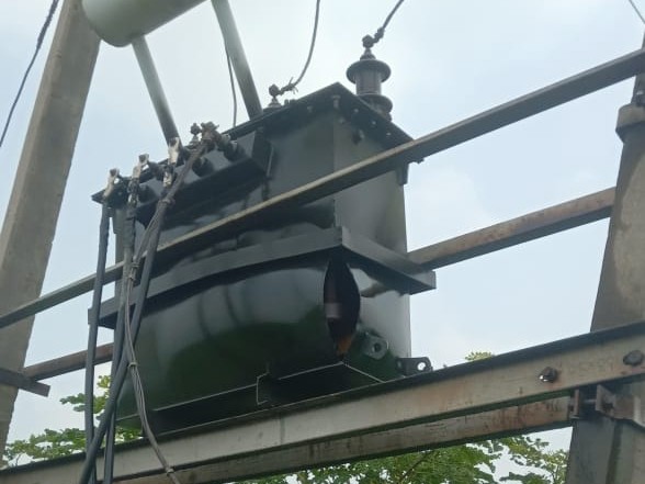 ट्रांसफार्मर से निकले गर्म तेल की चपेट में आने से गंभीर रूप से झुलस गए थे।