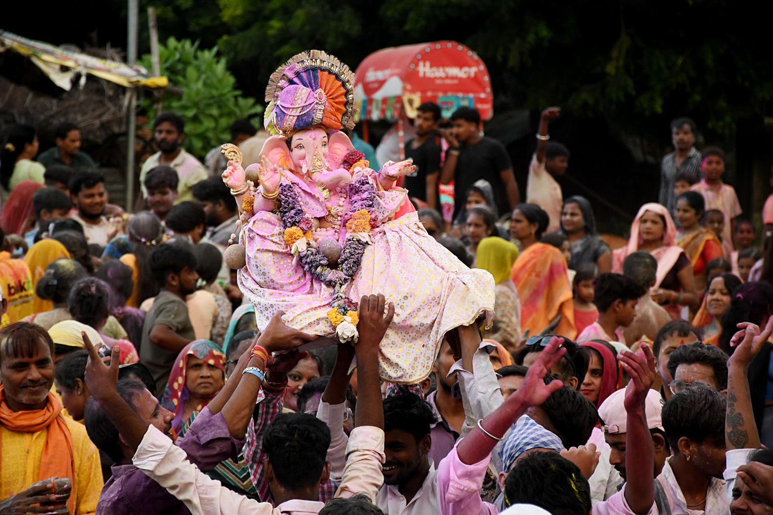 कानपुर में गणेश उत्सव खत्म होने के बाद भक्त गंगा बैराज पर विसर्जन के लिए भगवान गणेश की मूर्ति ले जा रहे हैं।